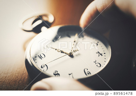 懐中時計を持つ人の指先 懐中時計を持つ人の指先 89561478