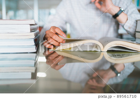 図書館で調べ物 89561710
