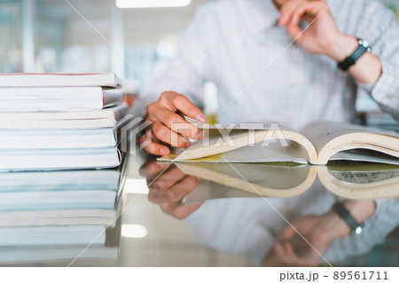 図書館で調べ物 89561711