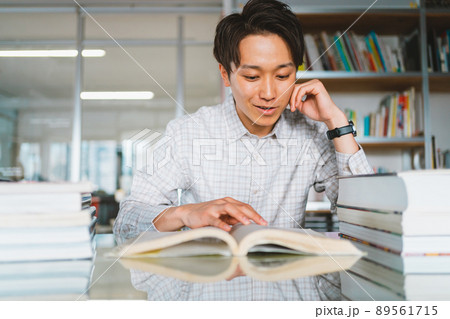 図書館で調べ物 図書館で調べ物 89561715