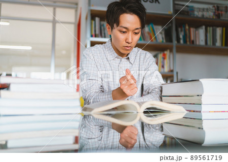 図書館で調べ物 図書館で調べ物 89561719