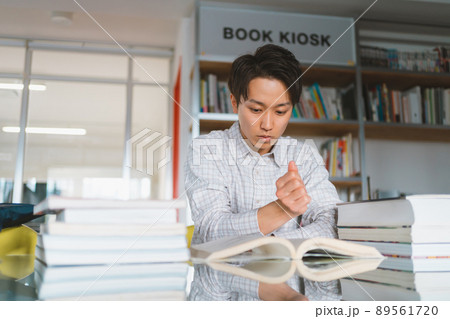 図書館で調べ物 89561720