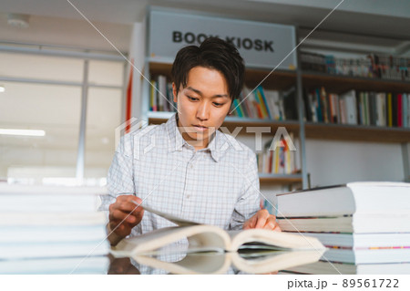 図書館で調べ物 図書館で調べ物 89561722
