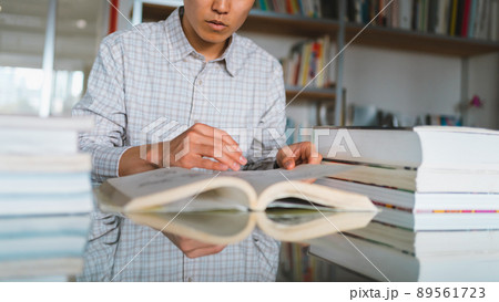 図書館で調べ物 図書館で調べ物 89561723