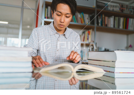 図書館で調べ物 図書館で調べ物 89561724