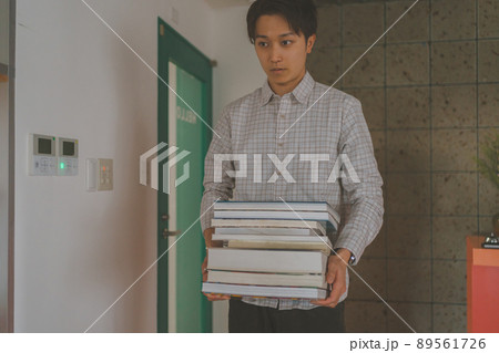 図書館で調べ物 89561726