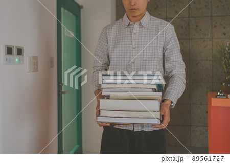 図書館で調べ物 89561727