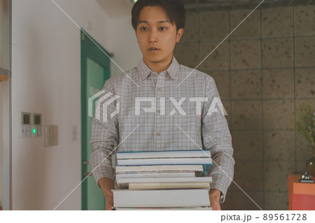 図書館で調べ物 図書館で調べ物 89561728