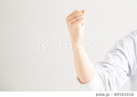 ガッツポーズをする男性 A man doing a guts pose ガッツポーズをする男性 A man doing a guts pose 89562018