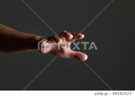 襲ってくる男性の手　Attacking male hand 89562023