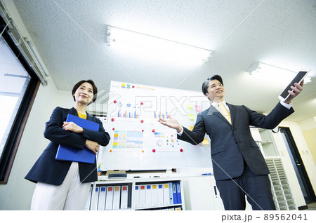 ビジネスマン 打ち合わせ セミナー ミーティング プレゼン ビジネスマン 打ち合わせ セミナー ミーティング プレゼン 89562041