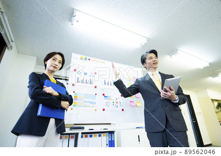 ビジネスマン 打ち合わせ セミナー ミーティング プレゼン ビジネスマン 打ち合わせ セミナー ミーティング プレゼン 89562046