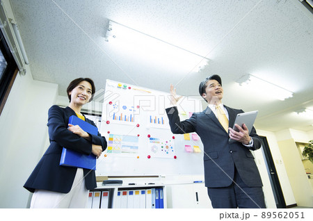 ビジネスマン 打ち合わせ セミナー ミーティング プレゼン ビジネスマン 打ち合わせ セミナー ミーティング プレゼン 89562051