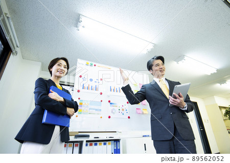ビジネスマン 打ち合わせ セミナー ミーティング プレゼン ビジネスマン 打ち合わせ セミナー ミーティング プレゼン 89562052