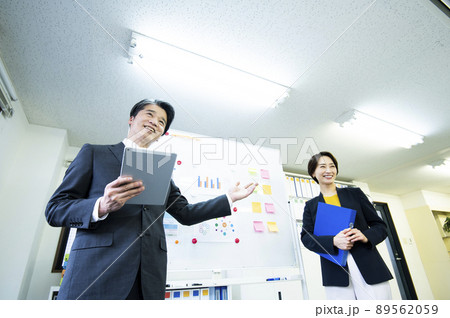 ビジネスマン 打ち合わせ セミナー ミーティング プレゼン ビジネスマン 打ち合わせ セミナー ミーティング プレゼン 89562059