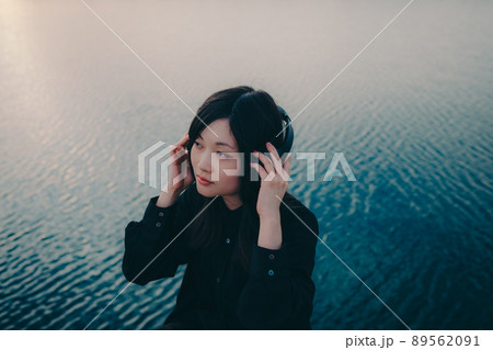 女性のシルエットと美しい夕焼け空 女性のシルエットと美しい夕焼け空 89562091