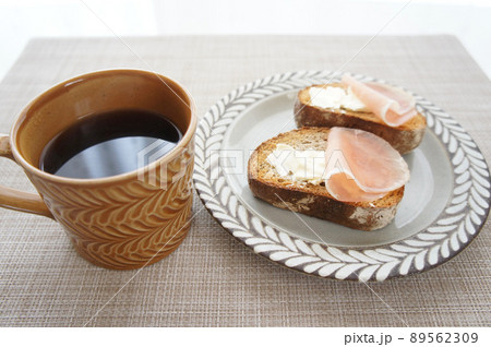 コーヒーと、黒パンにクリームチーズと生ハムをのせた朝食_04【ドイツパン】 コーヒーと、黒パンにクリームチーズと生ハムをのせた朝食_04【ドイツパン】 89562309