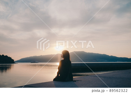 女性と美しい夕焼け空 89562322