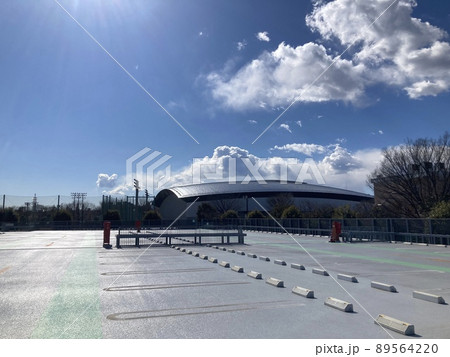 駐車場の屋上、二階から見た青空と体育館です。 駐車場の屋上、二階から見た青空と体育館です。 89564220