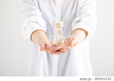 砂時計を持つ女性の手元 89564350
