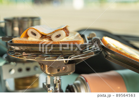 車中飯のホットサンド作り 89564563