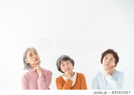 シニア　女性　悩む　3人 89565097