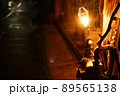 夜道を照らしているライト 89565138