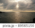 海に沈む夕日 89565150