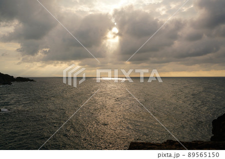 海に沈む夕日 89565150