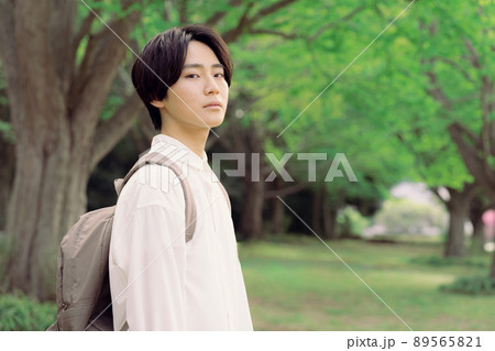 若い男性の屋外ポートレート 89565821