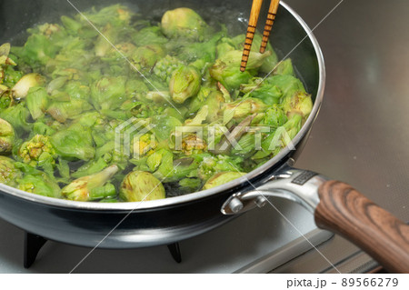 ふきのとうの調理〜鍋で茹でる ふきのとうの調理〜鍋で茹でる 89566279