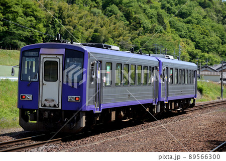関西線を走るキハ120系普通列車2両(ビビッド調) 関西線を走るキハ120系普通列車2両(ビビッド調) 89566300