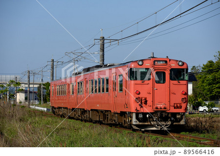 山陰本線を走るキハ47系普通列車2両 山陰本線を走るキハ47系普通列車2両 89566416