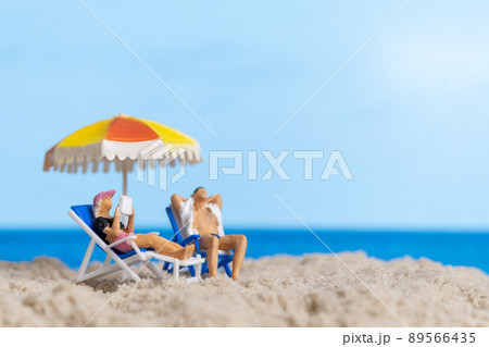 Miniature people Happy family relaxing on The beach 89566435