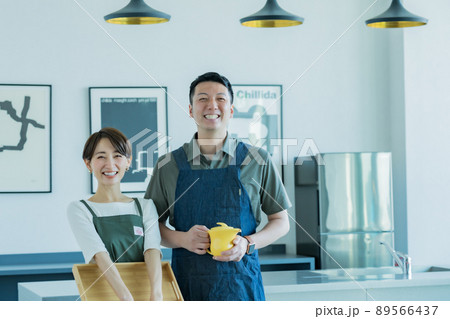 新しく飲食店を始めた夫婦 新しく飲食店を始めた夫婦 89566437