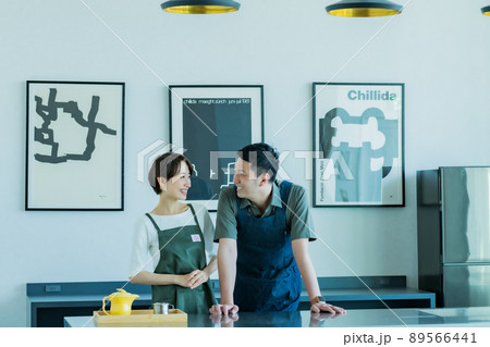 新しく飲食店を始めた夫婦 89566441