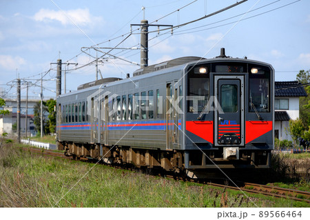 山陰線を走るキハ121系普通列車2両 山陰線を走るキハ121系普通列車2両 89566464