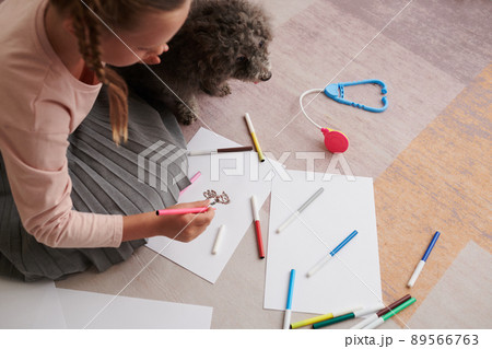 Girl Drawing Her Pet Girl Drawing Her Pet 89566763