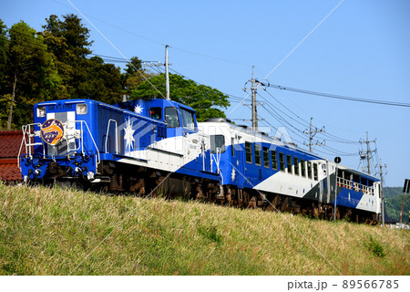築堤を行く奥出雲おろち号（ビビッド調） 89566785