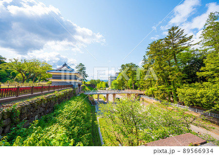 晴天の金沢城公園と尾山神社を結ぶ復元された鼠多門と鼠多門橋 晴天の金沢城公園と尾山神社を結ぶ復元された鼠多門と鼠多門橋 89566934