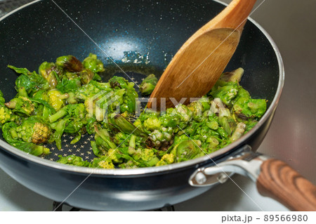 ふきのとうの調理〜オリーブオイルで炒める 89566980