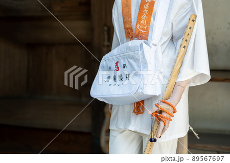 お遍路用の服やグッズを着せて展示しているマネキン人形 89567697