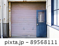 工場のシャッターとドア 89568111