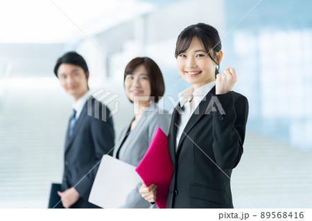 ビジネスマン　ビジネスイメージ　ビジネス　オフィス　仕事　会社　会社員　サラリーマン 89568416