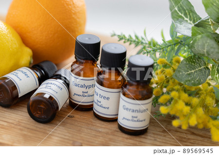 アロマオイルの瓶とフルーツ（オレンジとレモン） 89569545