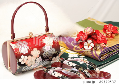 成人式の振袖と小物 成人式の振袖と小物 89570537