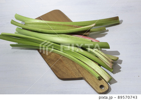 緑色のルバーブ（緑茎タイプ）：酸味があり、ジャムなどにして使う 89570743