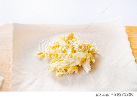 具材を乗せて巻く 春巻き作り 具材を乗せて巻く 春巻き作り 89571806