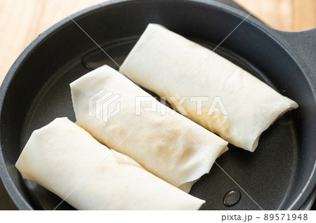 少ない油で揚げ焼き春巻き 少ない油で揚げ焼き春巻き 89571948