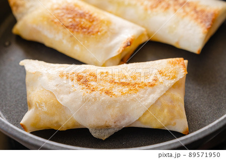 少ない油で揚げ焼き春巻き 少ない油で揚げ焼き春巻き 89571950